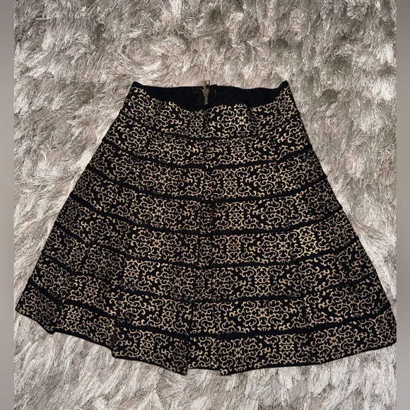GUESS Black and Gold Patterned Pleated Skirt - Picture 1 of 6